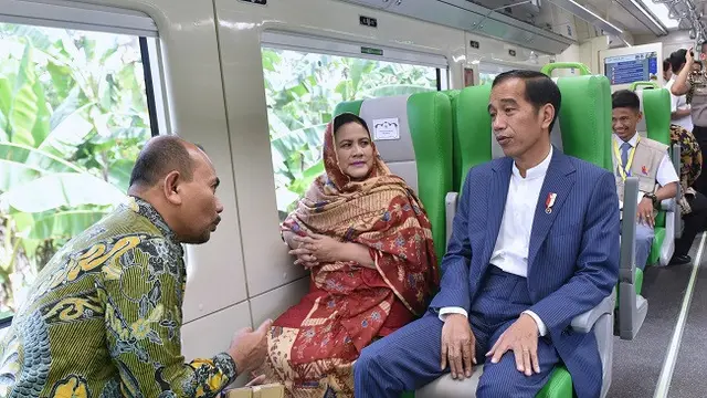 Presiden Jokowi didampingi Ibu Negara Iriana mencoba KA Minangkabau Ekspres, usai meresmikan di Bandara Minangkabau, Padang Pariaman, Sumbar, Senin (21/5) (Foto: Rahmat/Humas Setkab)