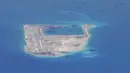 Kapal pengeruk disekitar terumbu karang Fiery Cross Reef di laut Cina selatan, (21/5/2015). Menurut Asia Maritime Transparency Initiative (AMTI) Cina mereklamasi sedikitnya 3 juta meter kubik tanah untuk buat pangkalan Militer. (REUTERS / A.S . Navy)