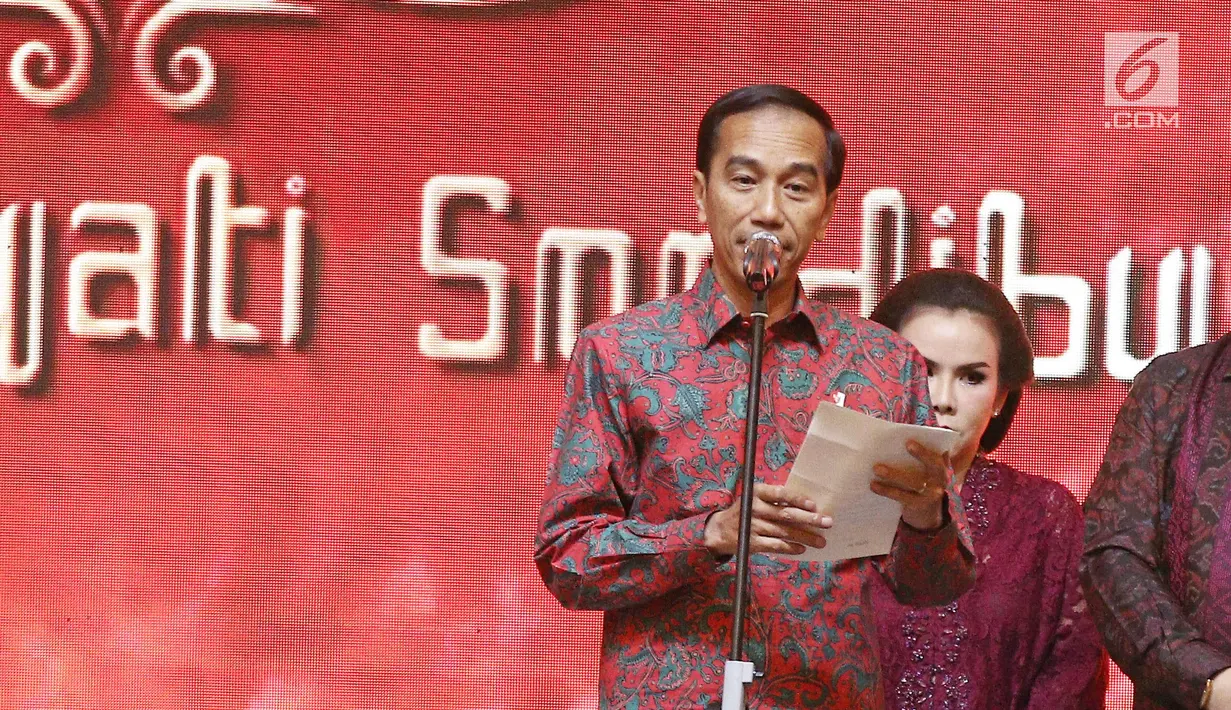 Presiden Joko Widodo memberi sambutan saat perayaan ultah pendiri PT Mustika Ratu Tbk, Mooryati Soedibyo di Jakarta, Jumat (5/1). Mooryati Soedibyo menggelar syukuran atas panjang yuswo atau panjang umur ke 90.  (Liputan6.com/Herman Zakharia)
