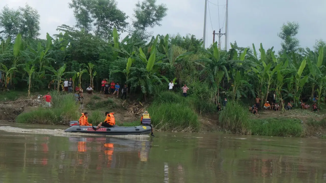 pemacing ikan terseret arus sungai pemali