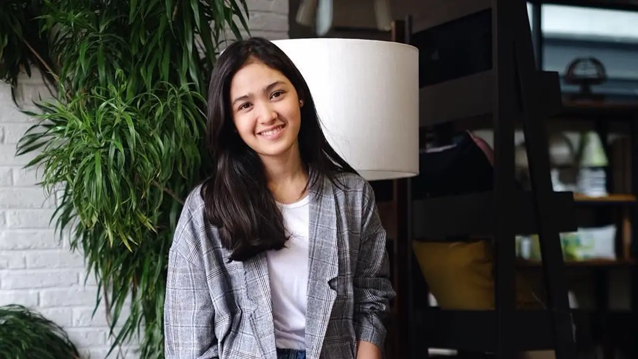 [Bintang] Anti Ribet, Cut Syifa dengan Mix and Match Celana Jeans dan Outer yang Kekinian