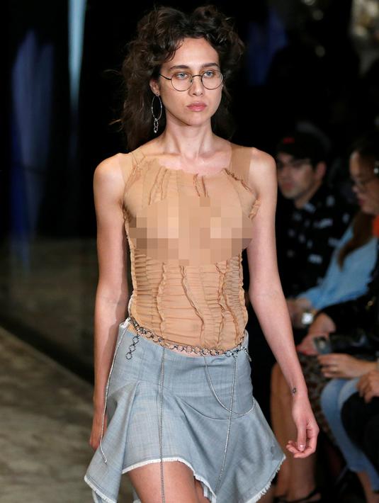 Model mengenakan busana koleksi Spring/Summer 2017 karya desainer Denmark Anne Sofie Madsen selama Fashion Week di Paris (28/9). (REUTERS/Charles Platiau)