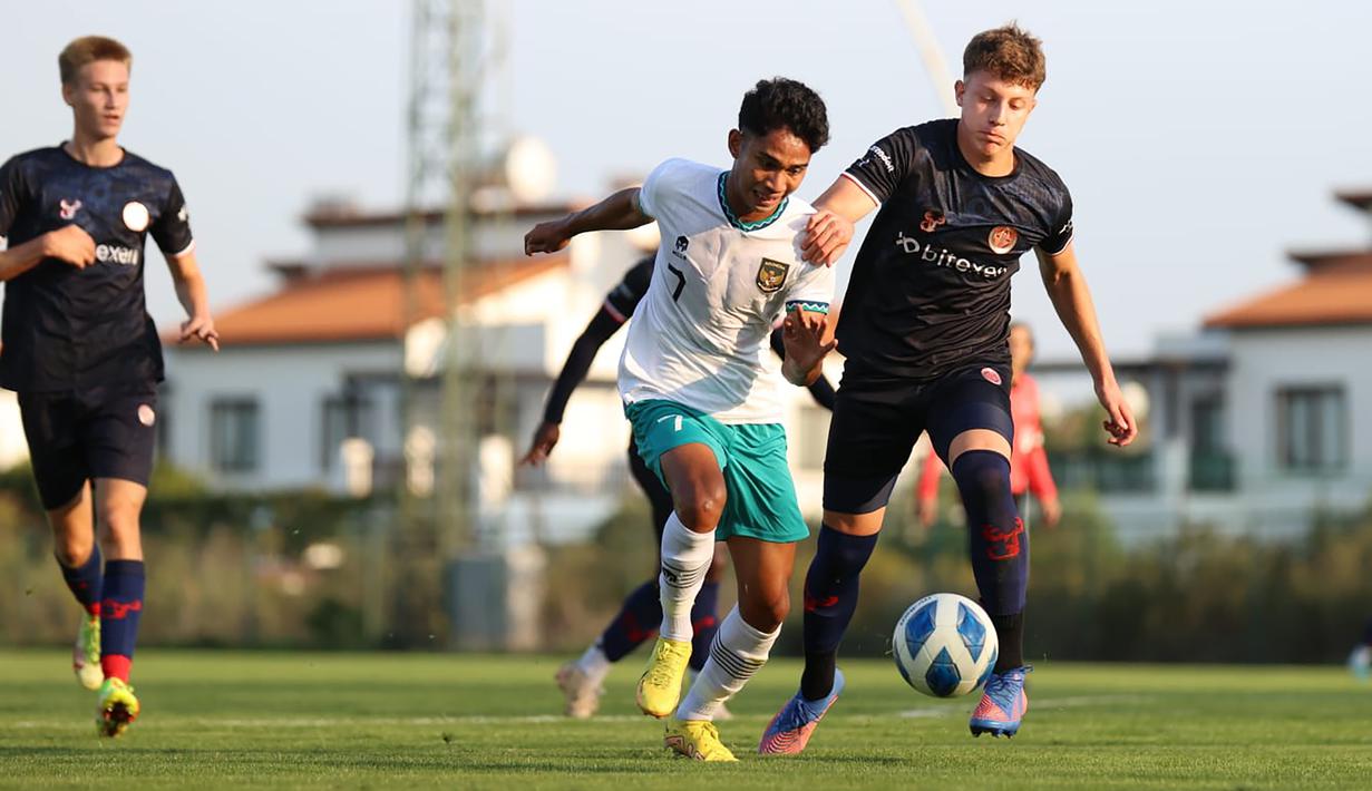 Timnas Indonesia U-20 berhasil memetik kemenangan pada laga uji coba kelima dalam pemusatan latihan di Turki sebagai persiapan menjelang tampil di Piala Dunia U-20 tahun 2023. Pada Selasa (8/11/2022) malam WIB, Marselino Ferdinan dkk sukses membungkam tim lokal Antalyaspor U-20 dengan skor 3-2 setelah sempat tertinggal satu gol di babak pertama. (Dok. PSSI)