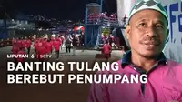 Potret kehidupan yang berikut ini, mungkin jarang ditemui di kota-kota besar. Tapi bagi para porter di Pelabuhan Ambon, berebut masuk kapal demi mengangkut bawaan penumpang, adalah makanan sehari-hari.