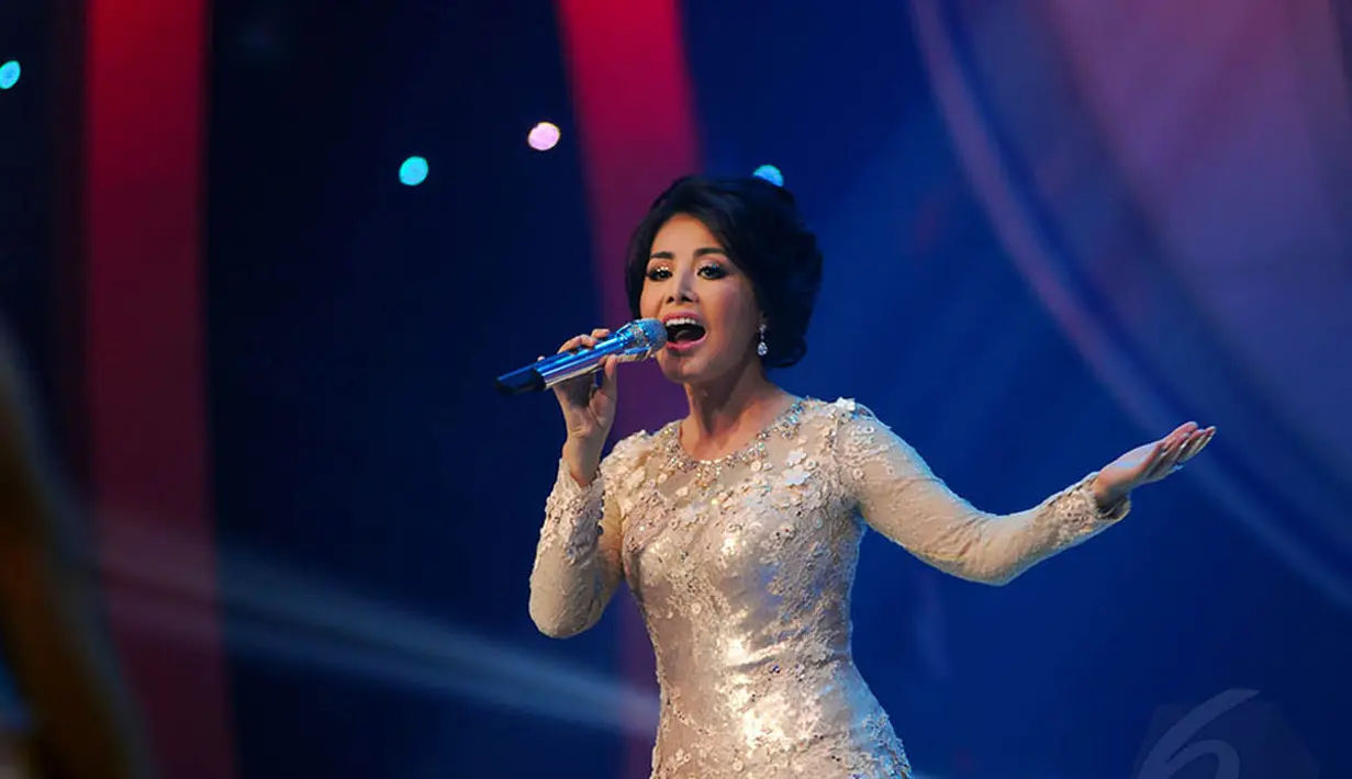 Pedangdut Indonesia Cici Paramida terlihat cantik saat diatas panggung, Jakarta Barat, Jumat (16/5/2014). (Liputan6.com/Miftahul Hayat)
