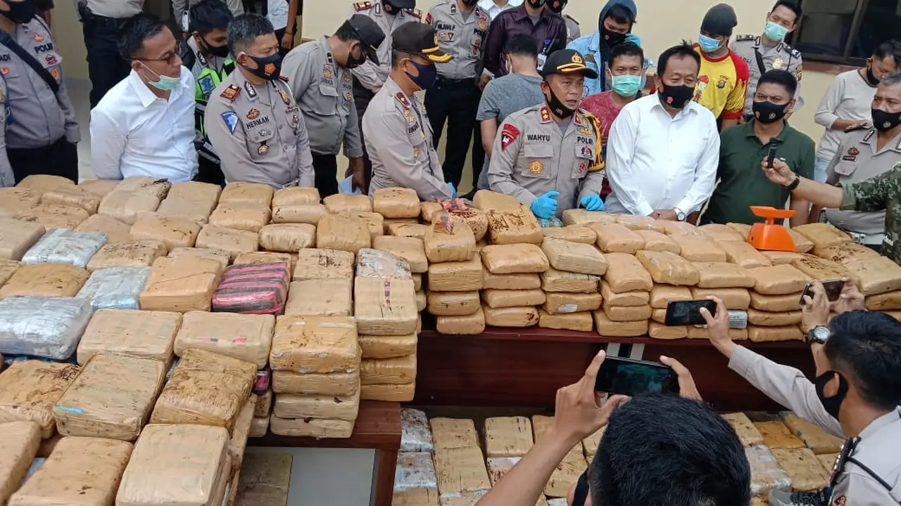 Warga Semarang Bawa Truk Berisi Ratusan Kilogram Ganja ke Empat Lawang