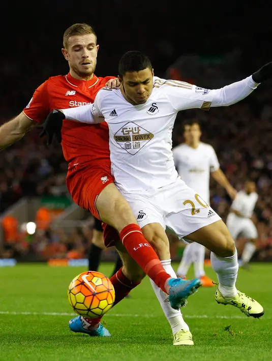 Gelandang Swansea, Jefferson Montero (kanan) berusaha melewati gelandang Liverpool, Jordan Henderson  pada lanjutan liga inggris di Stadion Anfield, Inggris (29/11). Liverpool menang atas Swansea dengan skor 1-0. (Reuters/Carl Recine)
