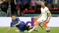 Striker Timnas Inggris, Harry Kane, meringis kesakitan usai dilanggar pemain Italia, Nicolo Barella pada laga final Euro 2020 di Stadion Wembley, London, Senin (12/07/2021). (Foto: AP/Carl Recine,Pool)