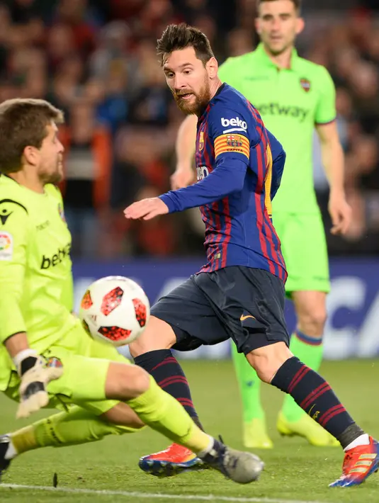 Striker Barcelona, Lionel Messi berusaha mencetak gol ke gawang Levante selama leg kedua babak 16 besar Copa del Rey di Stadion Camp Nou, Kamis (17/1). Barcelona lolos ke perempat final Copa Del Rey usai menang 3-0 atas Levante. (Josep LAGO / AFP)