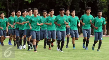 Sejumlah pemain berlari jelang latihan seleksi masuk Timnas Indonesia U-19 di Lapangan Atang Sutresna, Jakarta, Kamis (6/4). 14 pemain yang pernah berlaga di luar negeri mengikuti seleksi masuk Timnas Indonesia U-19. (Liputan6.com/Helmi Fithriansyah)