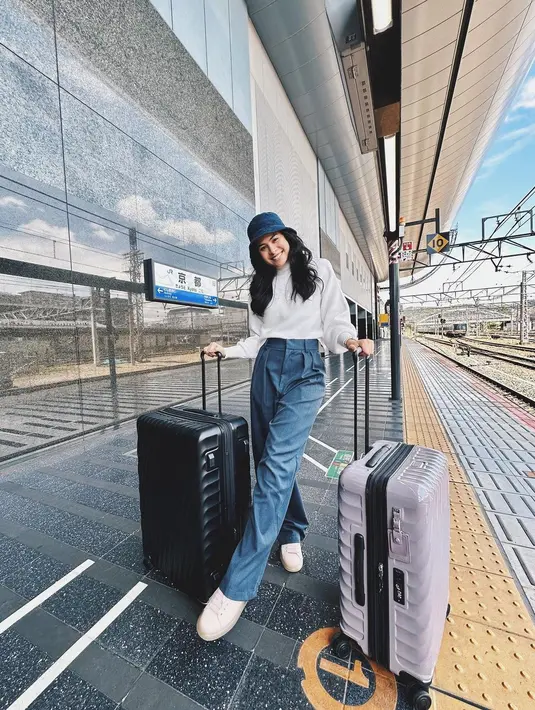 Padukan celana high waisted dengan blus simpel tanpa terlalu banyak volume untuk tampilan ramping. [IG/maudyayunda]