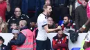 Pemain Tottenham Hotspur, Harry Kane merayakan golnya ke gawang AFC Bournemouth pada lanjutan liga Inggris pekan ke-31 di Stadion White Hart Lane, London, Minggu (20/3/2016). (AFP/Ben Stansall)