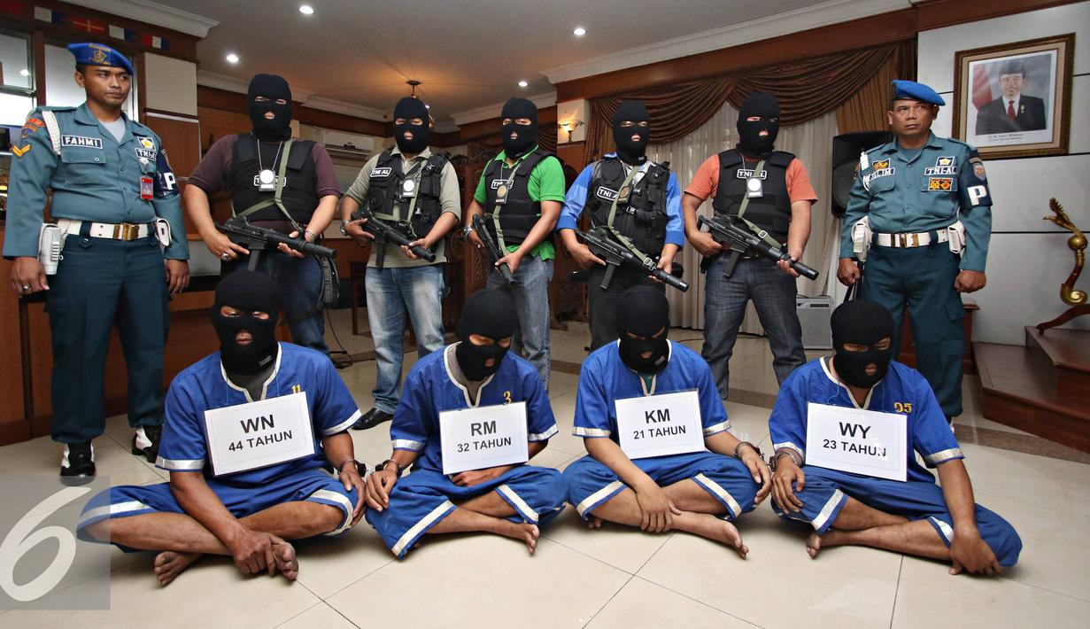 Prajurit TNI AL menunjukkan tersangka perompak kapal MV Merlin saat rilis di Mako Armabar, Jakarta, Kamis (12/11). Komando Armada RI Kawasan Barat (Koarmabar) berhasil menangkap lima orang perompak kapal MV Merlin. (Liputan6.com/Immanuel Antonius)