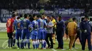 Pelatih Persib, Djajang Nurdjaman memberikan arahan di jeda water break saat melawan Persebaya United di laga Grup A Piala Presiden 2015 di Stadion Si Jalak Harupat, Bandung, Minggu (6/9/2015). Persib unggul 2-0. (Liputan6.com/Helmi Fithriansyah)