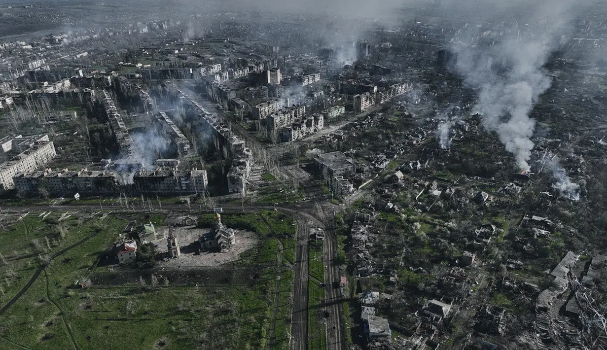 <p>Setidaknya selusin daerah di kota itu diserang Rusia. Bakhmut telah menjadi titik fokus berbulan-bulan dari upaya Rusia untuk merebut kawasan industri Donbas, Ukraina timur. (AP Photo/Libkos)</p>