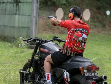 Seorang member dari Mabua Shooting Club Indonesia (MSCI) menjajal kemampuan menembaknya di Lapangan Tembak Senayan, Jakarta, Jumat (22/5/2015). Mabua Harley Davidson menyalurkan hobi bagi para pemilik motor Harley Davidson. (Liputan6.com/Faizal Fanani)