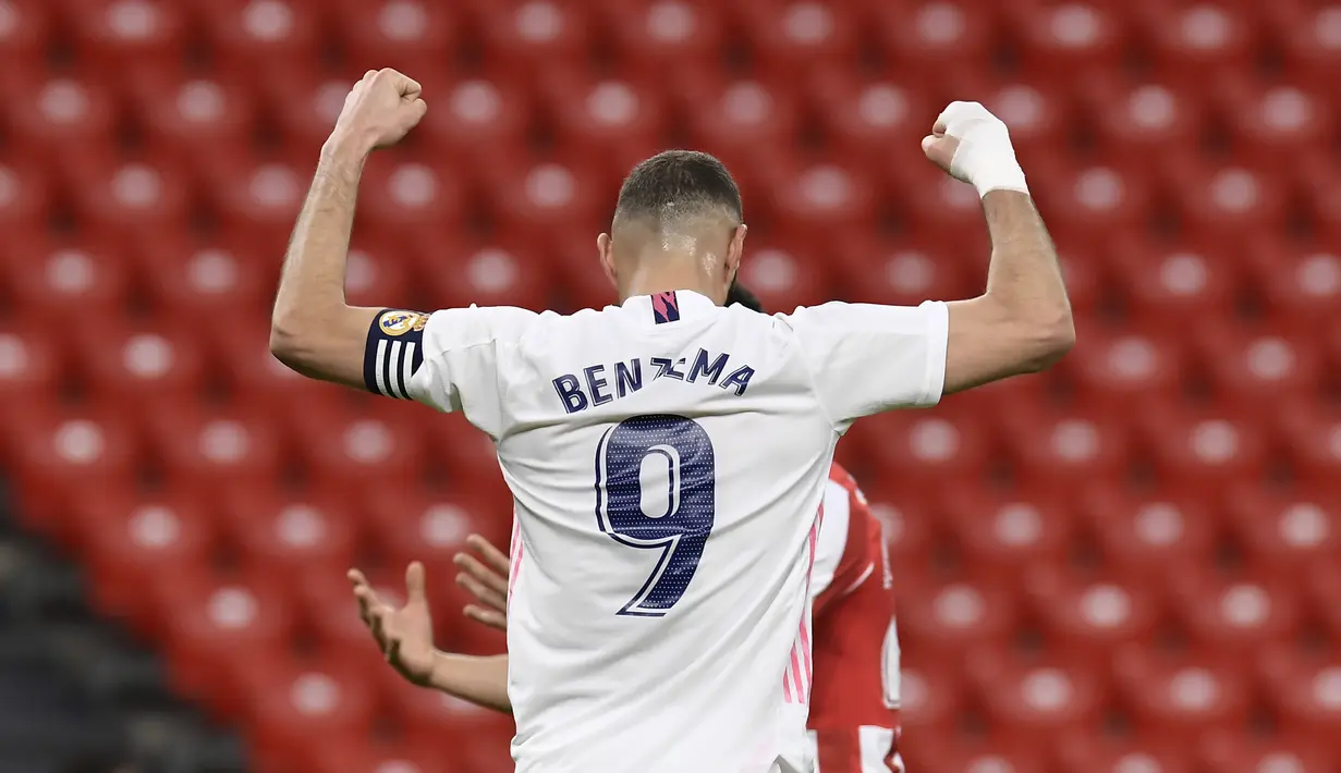Penyerang Real Madrid, Karim Benzema merayakan gol pertama timnya ke gawang Athletic Bilbao pada pekan ke-37 La Liga di San Mames, Minggu (15/5/2021). Real Madrid berhasil menang di laga sulit yang berlangsung di markas Bilbao dengan skor tipis 1-0. (AP Photo/Alvaro Barrientos)