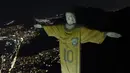 Foto udara kota Rio de Janeiro, Brasil dan Patung Kristus Sang Penebus (Christ the Redeemer) saat diterangi gambar jersey dari legenda sepak bola Brasil, Pele sebagai penghormatan atas satu tahung kematian sang pemain pada Jumat, 29 Desember 2023. (AP Photo/Bruna Prado)