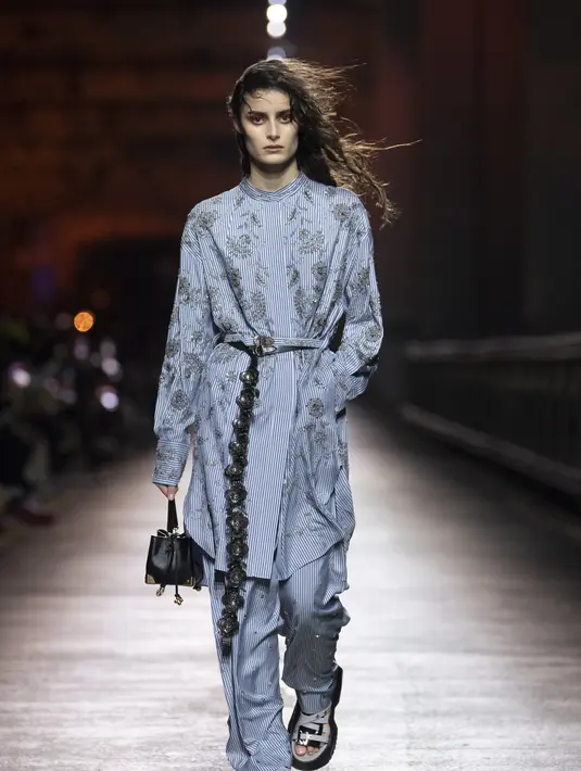 Savoir faire yang sempurna tetap terbuka untuk konfrontasi. Koleksi Louis Vuitton Prefall 2023 ini bergerak dari satu sisi imajinasi ke sisi lainnya. Foto: Document/Louis Vuitton.