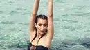 Kali ini, Bella Hadid tampil dengan bikini two pieces berwarna hitam ketika dirinya liburan dengan beberapa teman dekatnya di Puglia. Tak mendapatkan pujian, Bella malah di kritik komentar prihatin oleh netizen. (instagram/Bintang.com)