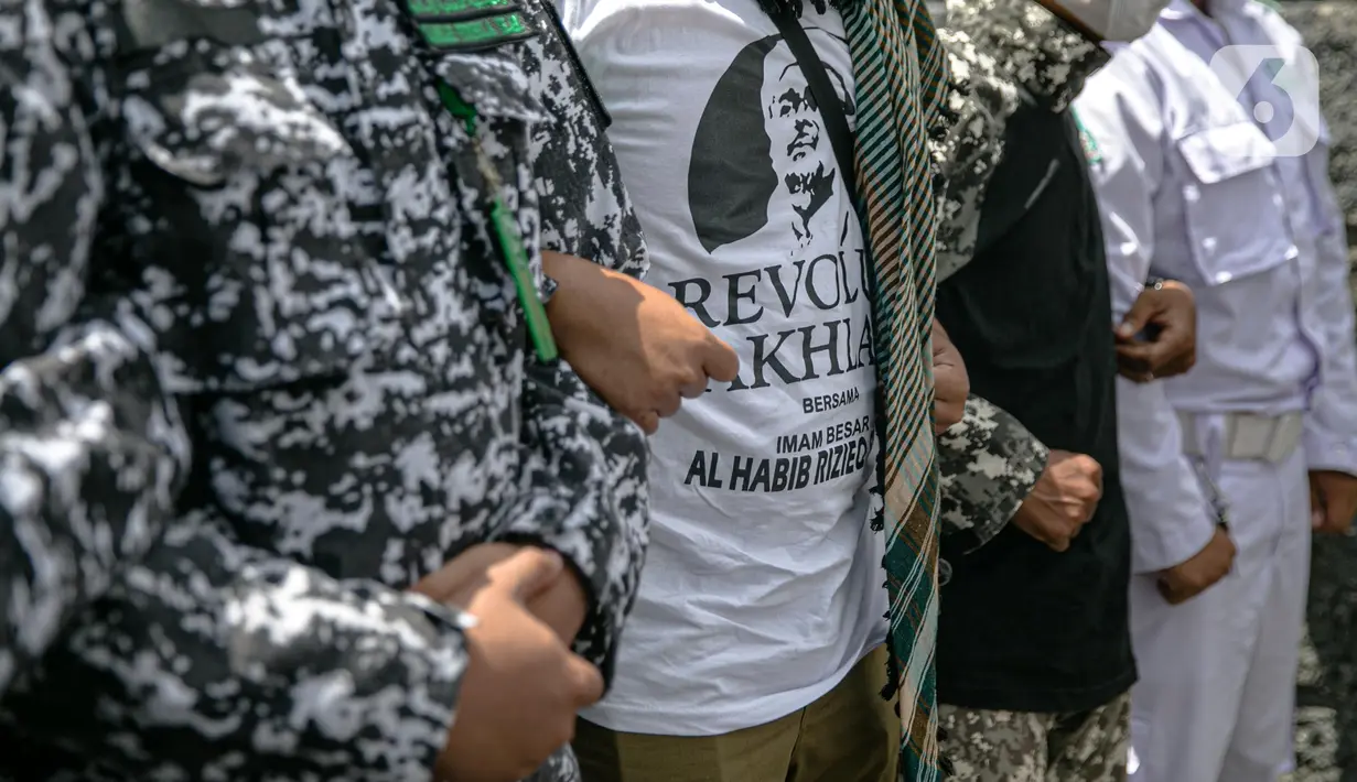 Anggota FPI membuat barikade saat mengadang anggota Polda Metro Jaya yang ingin memberi surat pemanggilan kepada Rizieq Shihab di kediamannya di Petamburan, Jakarta, Rabu (2/12/2020). Polisi kembali memanggil Rizieq Shihab terkait acara Maulid Nabi dan resepsi putrinya. (Liputan6.com/Faizal Fanani)