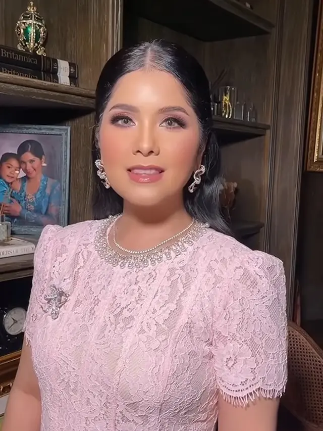 Dress Brokat Soft Pink Annisa Yudhoyono saat Pesta Ultah Aira