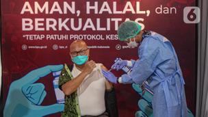 Plt Ketua KPU RI Ilham Saputra menjalani penyuntikan vaksin COVID-19 di Gedung KPU, Jakarta, Rabu (17/3/2021). Sebanyak 549 anggota KPU mengikuti vaksinasi COVID-19 sebagai upaya pengendalian penularan. (Liputan6.com/Faizal Fanani)