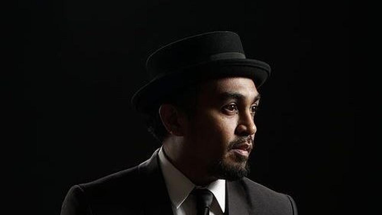 Interaksi yang terjadi juga tampak nyata seperti memang Glenn Fredly berdiri di depan penonton.