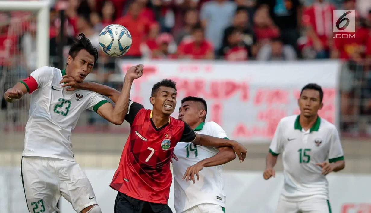 Bek Timnas Indonesia U-22, Hansamu Yama Pranata (kiri) berebut bola dengan pemain Timor Leste pada laga penyisihan grup B SEA Games 2017 di Stadion Selayang, Selangor, Minggu (20/8). Indonesia menang 1-0 atas Timor Leste (Liputan6.com/Faizal Fanani)