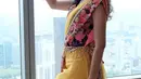 Kali ini, aktris dan model ini tampil cantik berbalut lehenga nuansa kuning dan motif floral. (Instagram/lunamaya).