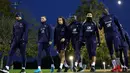 Pemain tim nasional Prancis WIlliam Saliba, Adrien Rabiot, Matteo Guendouzi, Dayot Upamecano, Warren Zaire Emery dan Randal Kolo Muani (kiri ke kanan) tiba untuk mengikuti sesi latihan di Clairefontaine-en-Yvelines pada 11 November 2024. (FRANCK FIFE/AFP)