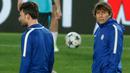 Pelatih Chelsea, Antonio Conte melihat para pemainnya berlatih jelang menghadapi wakil Spanyol Barcelona pada leg kedua babak 16 Liga Champions di stadion Camp Nou di Barcelona (13/3). (AFP Photo/Pau Barrena)