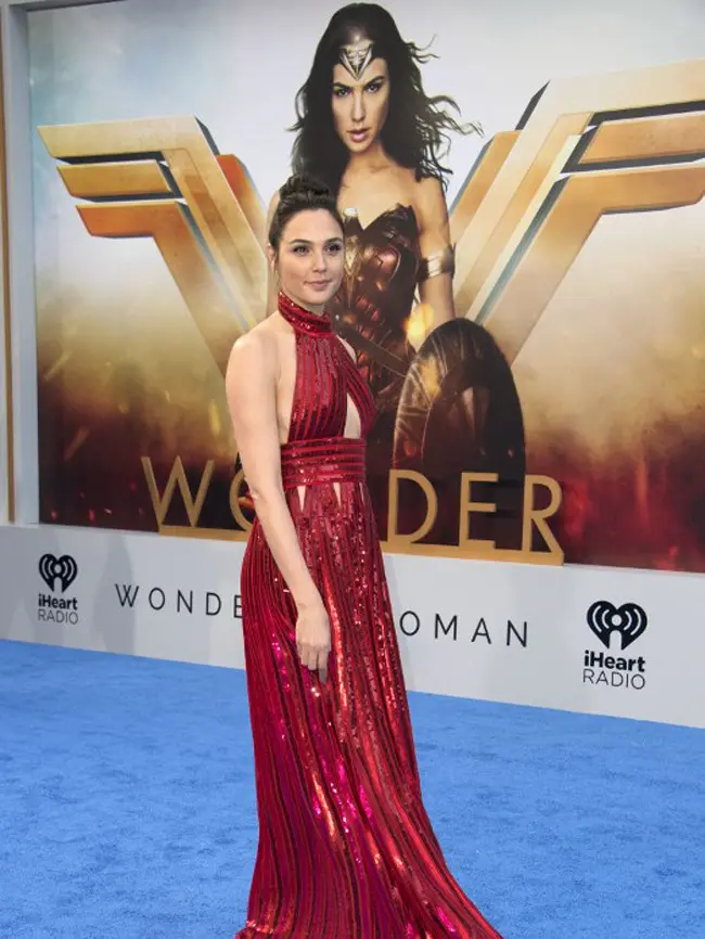 Karakter Wonder Woman di film itu membuat Gal Gadot tampak gagah dan kuat, namunia juga wanita biasa yang juga bersikap romantis. Hal ini terlihat dalam unggahan di instagramnya saat merayakan hari ayah. (AFP/Bintang.com)