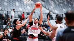 Pemain Timnas Basket Indonesia, Derrick Michael Xaviero (tengah) berusha menembak bola ke arah ring Indonesia Patriots pada laga Indonesia International Basketball Invitational di Indonesia Arena, Senayan, Jakarta, Rabu (02/08/2023). (Bola.com/Bagaskara Lazuardi)