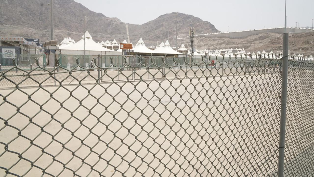 Melihat persiapan tenda jemaah di Mina jelang puncak haji 2022. (Foto: MCH)