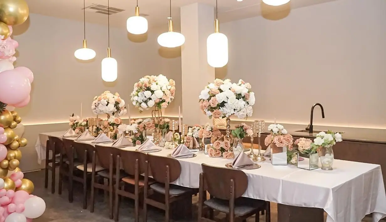 Ruangan didekorasi dengan meriah dengan berhias bunga dan juga balon berbagai ukuran warna merah muda, putih dan warna emas. [Instagram/ramadhaniabakrie]