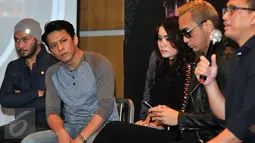 Empat musisi dan Video.com menggelar konfrensi pers jelang babak grand final kompetisi Music Batle, Jakarta, Senin (22/2).Vidio.com Music Battle sendiri merupakan kompetisi musik online terbesar di Indonesia. (Liputan6.com/Yoppy Renato)