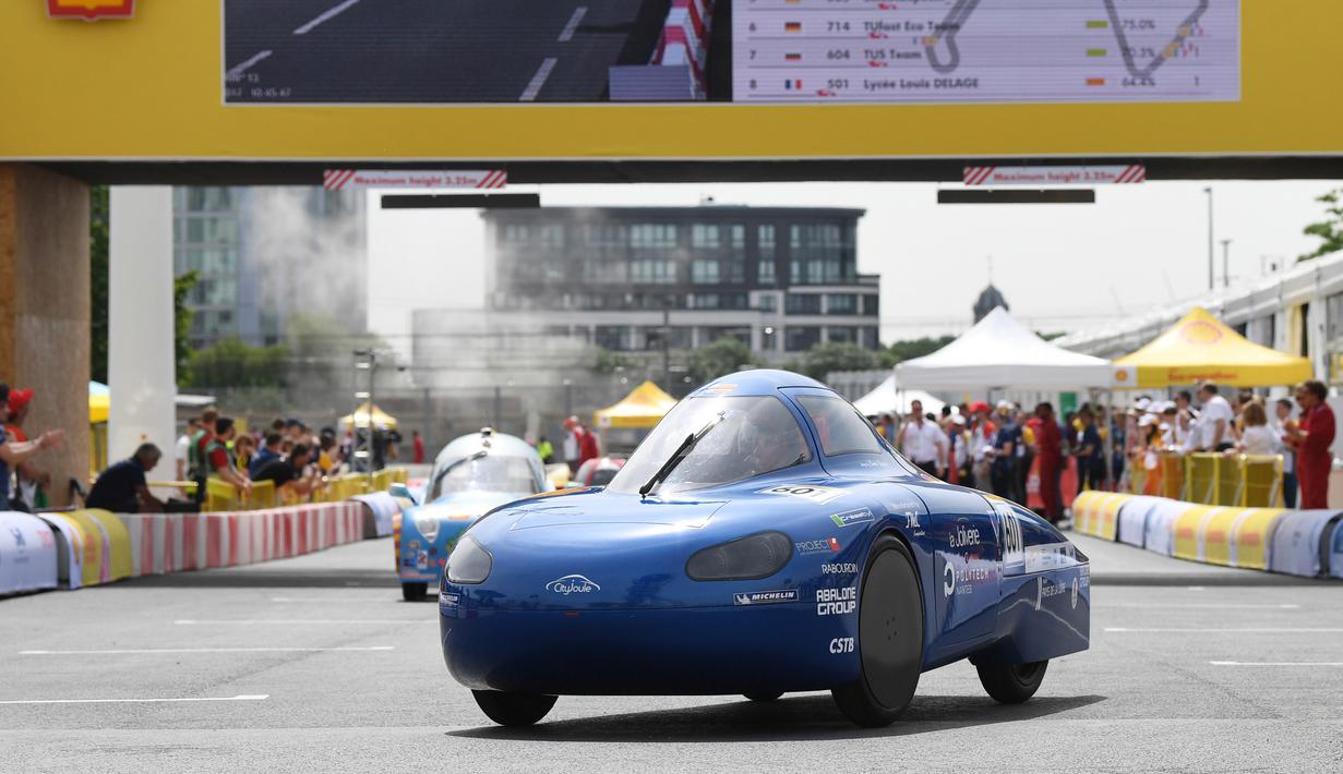 Mobil hemat energi dari tim La joliverie Polytech Nantes melaju di arena balap saat final European Drivers World Championship Shell Make the Future Live di London (28/5). (Bob Martin / Shell via AP Images)
