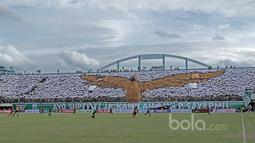 Aksi Brigata Curva Sud membuat koreografi Elang Jawa saat mendukung PSS Sleman pada partai pembuka Grup 1 Piala Presiden 2017 di Stadion Maguwoharjo, Sabtu (4/2/2017). PSS Sleman bermain imbang 0-0. (Bola.com/Nicklas Hanoatubun)