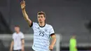 Thomas Mueller. Striker Bayern Munchen berusia 31 tahun ini sudah absen membela Timnas Jerman selama 2 tahun akibat kebijakan regenerasi. Penampilan terakhirnya adalah saat bermain imbang 2-2 dengan Belanda dalam ajang UEFA Nations League 2018 lalu. (AFP/Christof Stache)