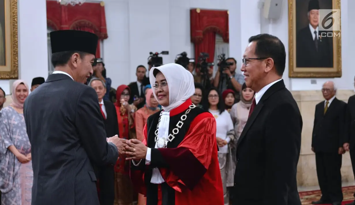 Presiden Joko Widodo bersalaman dengan hakim MK yang baru, Enny Nurbaningsih usai pelantikan, Jakarta, Senin (13/8). Jokowi mencari pengganti Maria melalui tim panitia seleksi hakim MK yang dipimpin mantan Hakim MK Harjono. (Liputan6.com/Biropers)