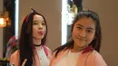 Tak kalah memesona penampilan anak Meisya Siregar, Song Louisa Mu Khadijah, yang memadukan simple jaket bomber pink-nya dengan top putih, dan celana denim pendek. Sementara rambutnya ditata bergaya ponytail. [@zaskiadyamecca].