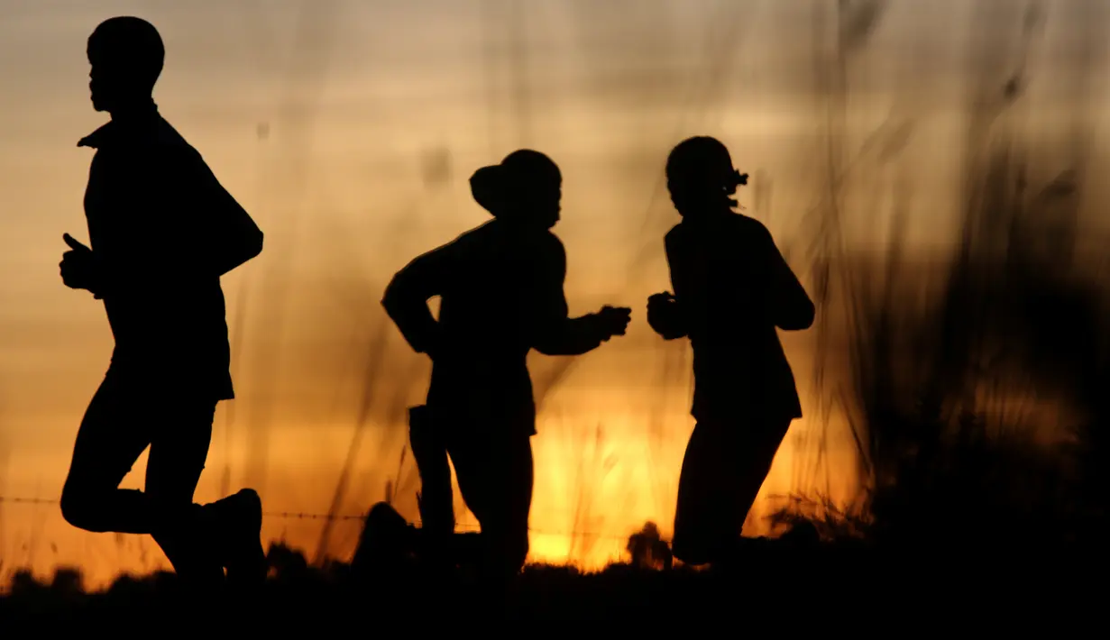 Para atlet berlatih pada pagi hari di Iten Home Champions di dekat kota Eldoret, Kenya barat, 21/3). Sekolah atlet lari ini  mengajarkan para siswa untuk membangun ketahanan dan stamina. (REUTERS/ Siegfried Modola)
