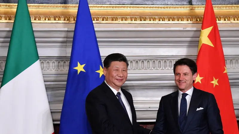 Presiden Chna Xi Jinping (berjabat tangan dengan Perdana Menteri Italia Giuseppe Conte (AFP)