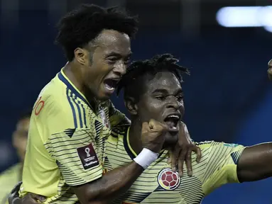 Penyerang Kolombia, Duvan Zapata, merayakan gol yang dicetaknya ke gawang Venezuela pada laga kualifikasi Piala Dunia 2022 zona Amerika Selatan di Estadio Metropolitano, Sabtu (10/10/2020) pagi WIB. Kolombia menang 3-0 atas Venezuela. (AFP/Gabriel Aponte/pool)