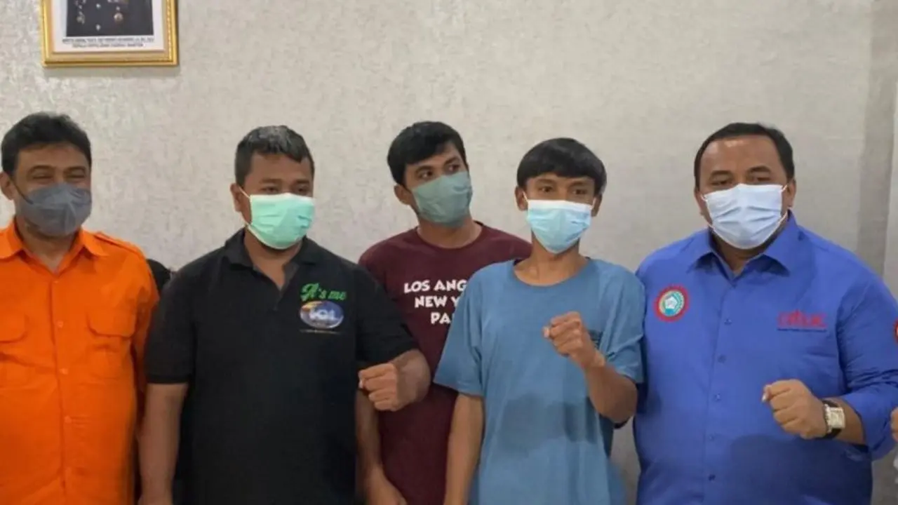 Dua pimpinan serikat buruh di Indonesia, Said Iqbal dan Andi Gani Nena Wea menjemput empat buruh yang dijadikan tersangka atas kasus penerobosan kantor Gubernur Banten Wahidin Halim.