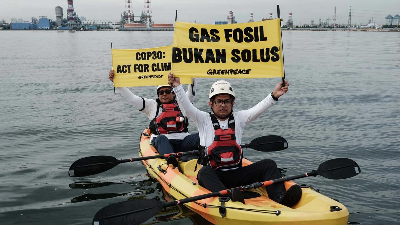 FOTO: Aksi Aktivis  Greenpeace di PLTU Muara Karang Soroti Arah Kebijakan Energi Indonesia