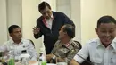 Menko Polhukam Luhut B Pandjaitan (kedua kiri) berbincang dengan Kapolri Badrodin Haiti sebelum rapat terbatas penanganan radikalisme dan persiapan Natal serta Tahun Baru 2016 di Kantor Presiden, Jakarta, Rabu (16/12). (Liputan6.com/Faizal Fanani)