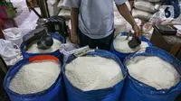 Pedagang beras menunggu pembeli di Pasar Tebet Timur, Jakarta, Jumat (11/6/2021). Kementerian Keuangan menyatakan kebijakan tarif Pajak Pertambahan Nilai (PPN), termasuk soal penerapannya pada sembilan bahan pokok (sembako), masih menunggu pembahasan lebih lanjut. (Liputan6.com/Faizal Fanani)