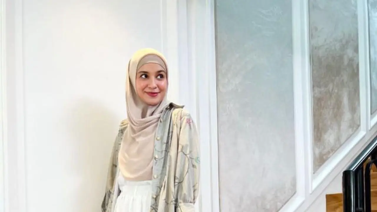 6 Baju yang Cocok Dipadukan Rok Plisket Putih, dari Shireen Sungkar hingga Zaskia Sungkar